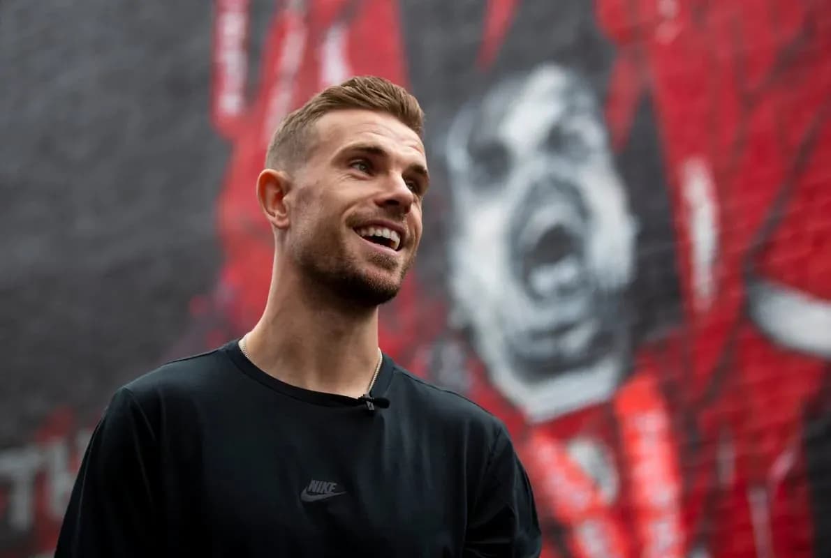 Jugador sonriendo frente a un mural colorido