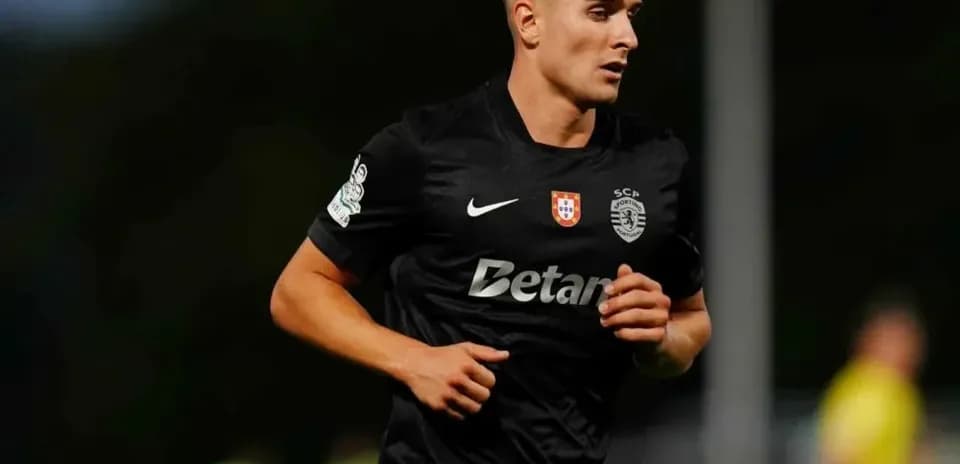 Jugador corriendo en uniforme negro del Sporting CP