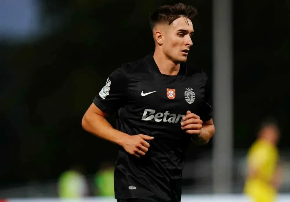 Jugador corriendo en uniforme negro del Sporting CP