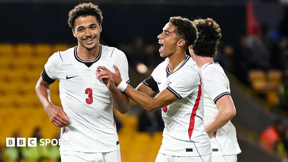 Jugadores celebrando un gol en un partido de fútbol