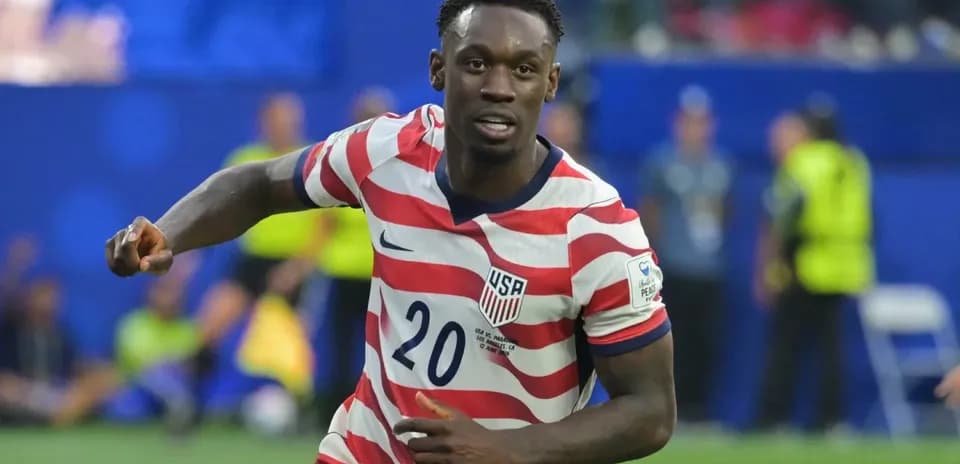 Jugador de Estados Unidos corriendo en el campo