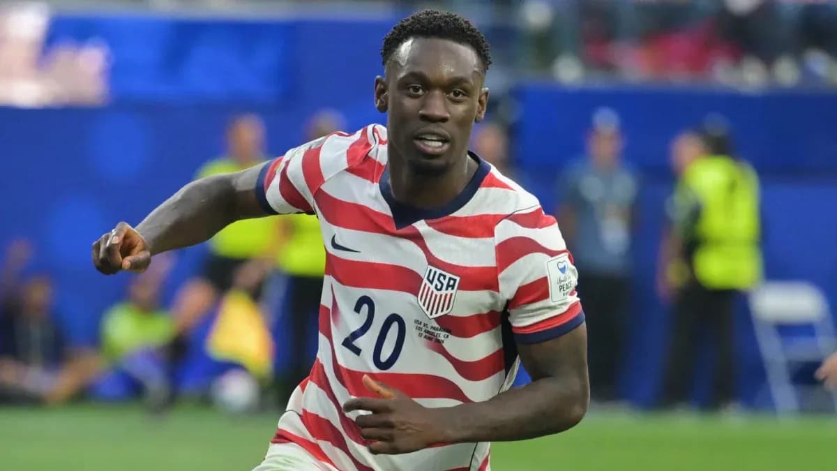 Jugador de Estados Unidos corriendo en el campo