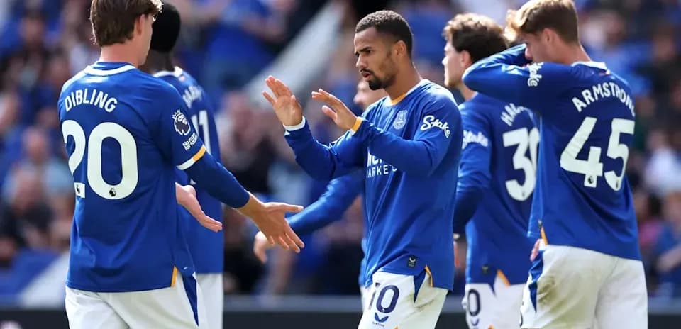 Jugadores de Everton celebrando un gol en el partido