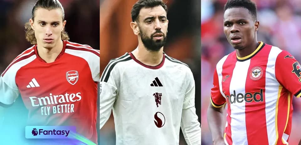 Tres jugadores de fútbol en sus uniformes de equipos