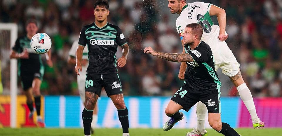 Jugadores de Real Betis y Elche en acción