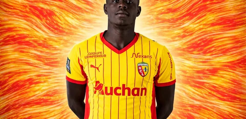 Jugador con camiseta amarilla y roja de RC Lens