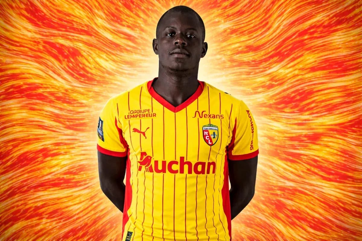 Jugador con camiseta amarilla y roja de RC Lens