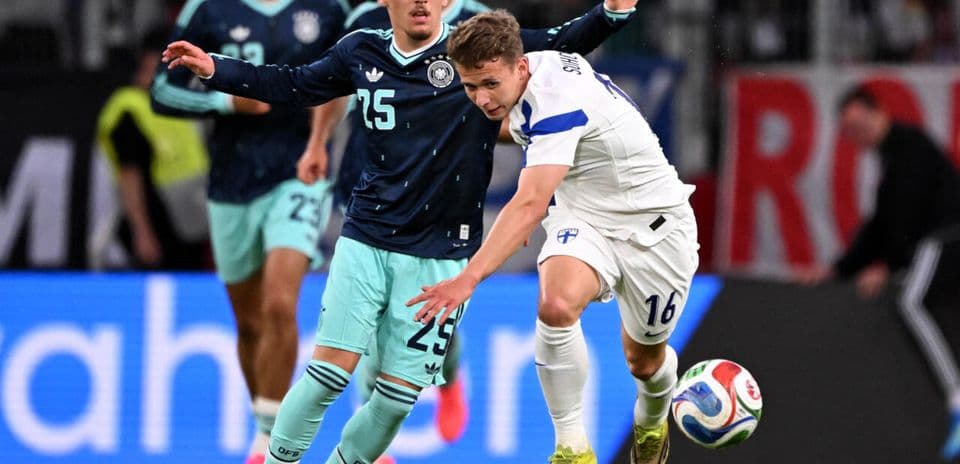 Jugadores de Alemania y Finlandia luchando por el balón