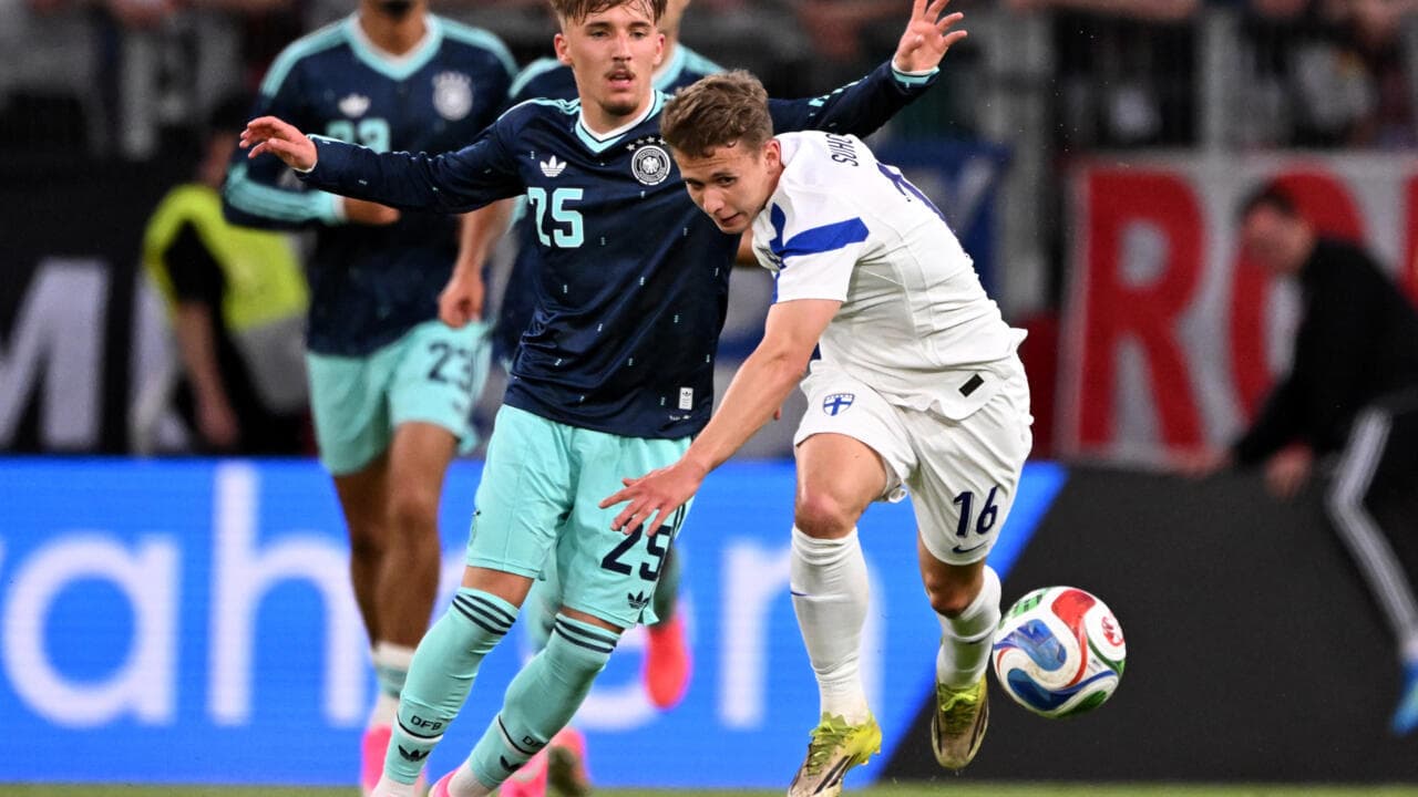 Jugadores de Alemania y Finlandia luchando por el balón