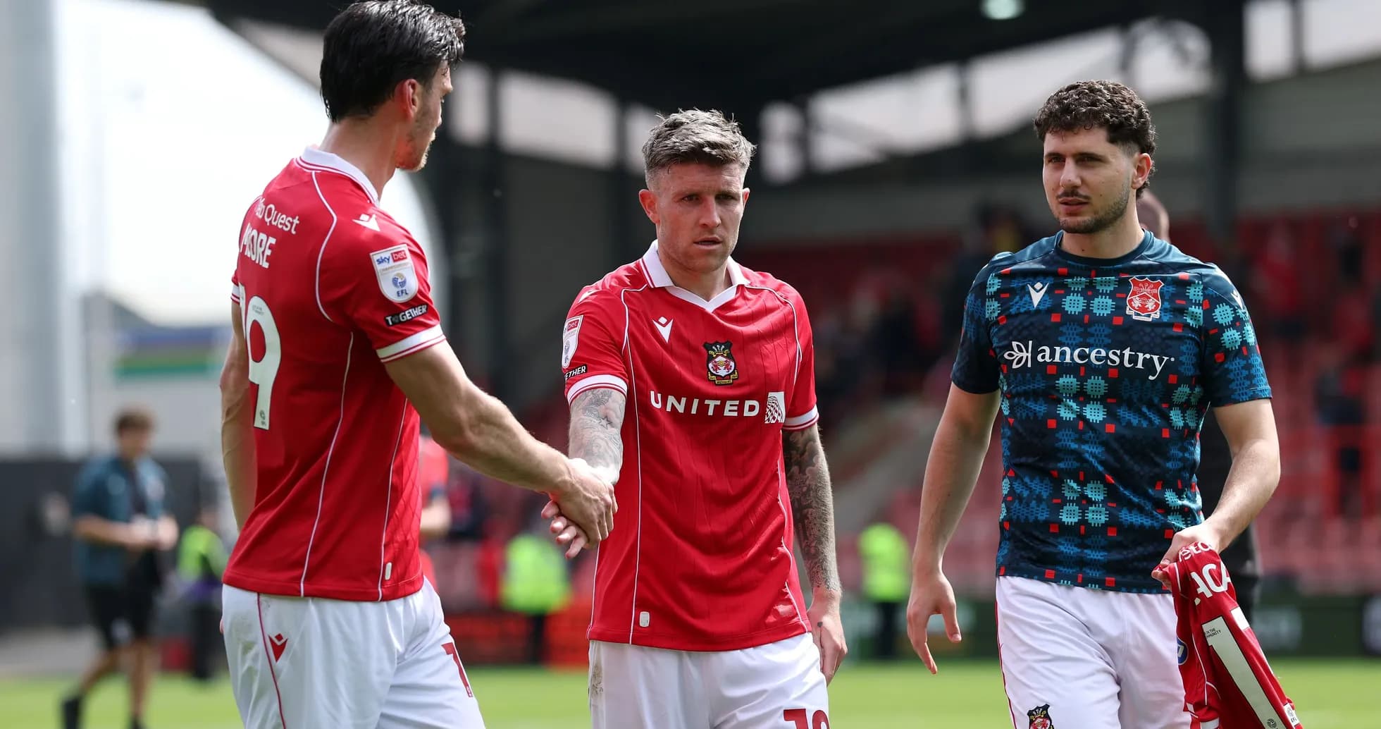 Jugadores de Wrexham saludando tras el partido