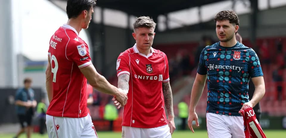 Jugadores de Wrexham saludando tras el partido