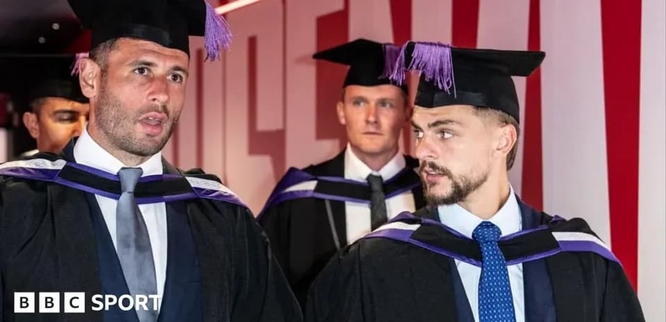 Jugadores graduándose con togas y birretes