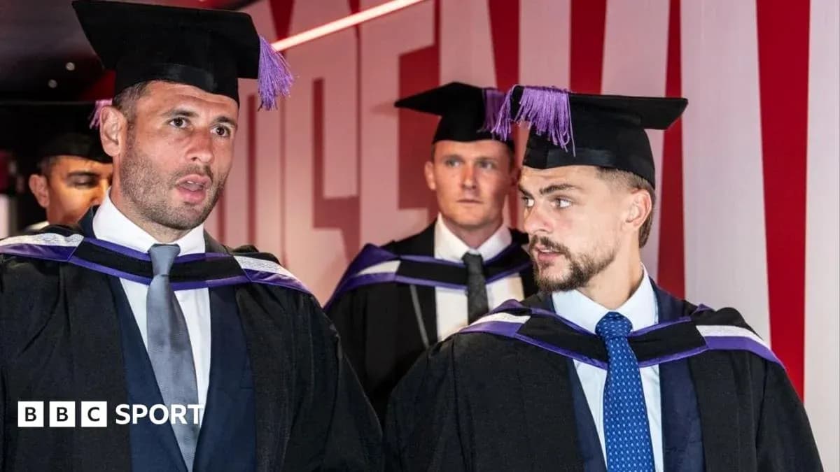 Jugadores graduándose con togas y birretes