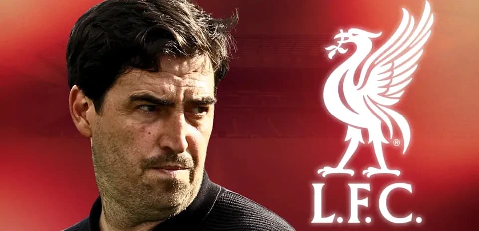 Entrenador de Liverpool frente al logo del club