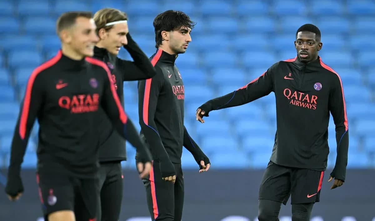 Jugadores de PSG entrenando en el campo