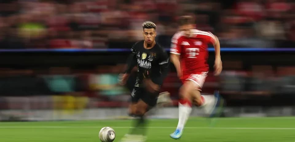 Jugador corriendo con el balón durante el partido