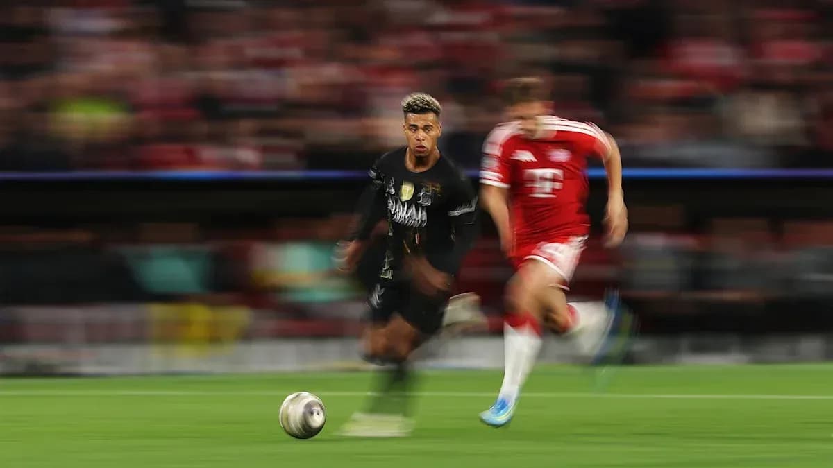 Jugador corriendo con el balón durante el partido