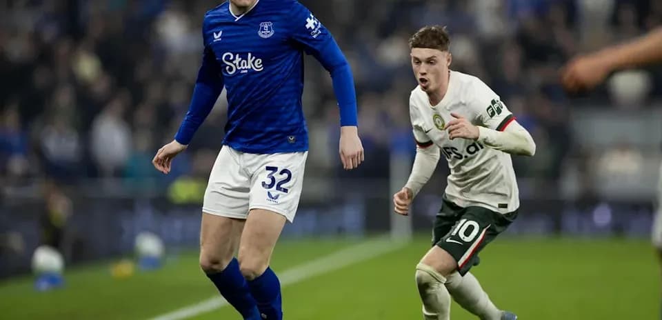 Jugador de Everton persigue a oponente con balón