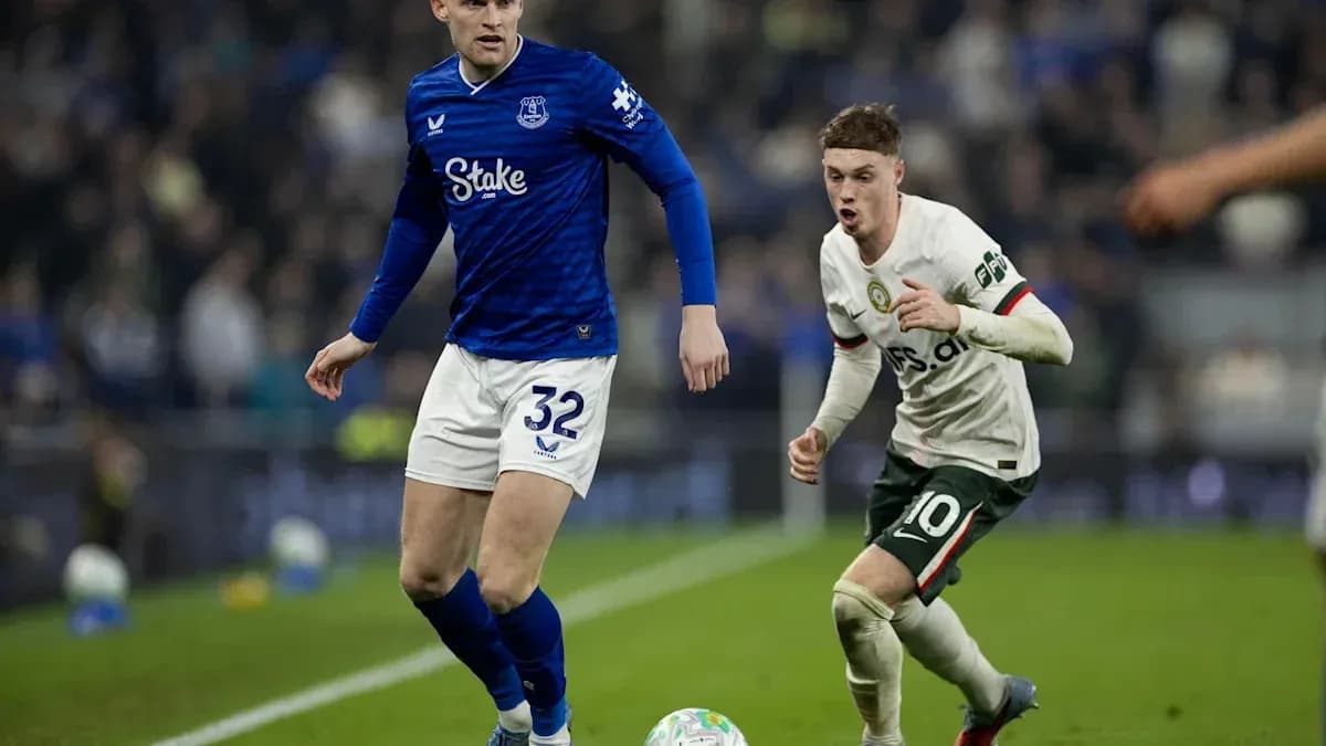 Jugador de Everton persigue a oponente con balón