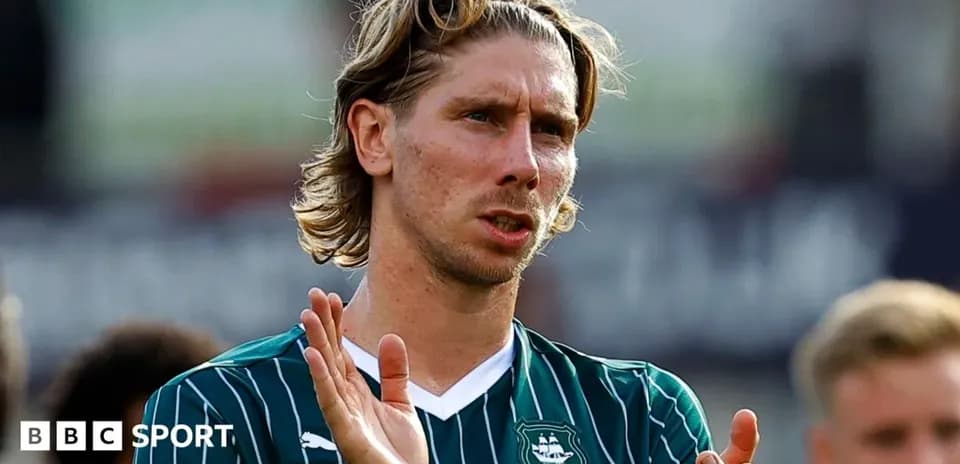 Jugador aplaudiendo en el campo tras el partido