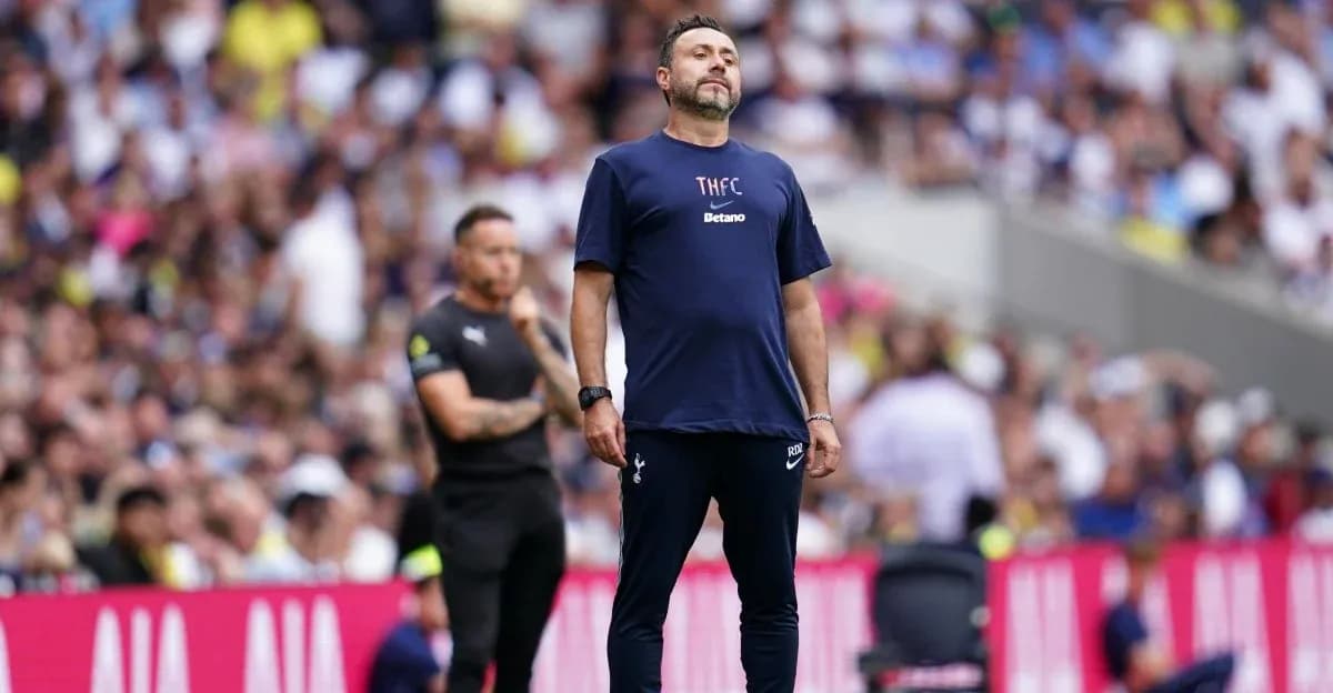 Entrenador de Tottenham en la línea de banda