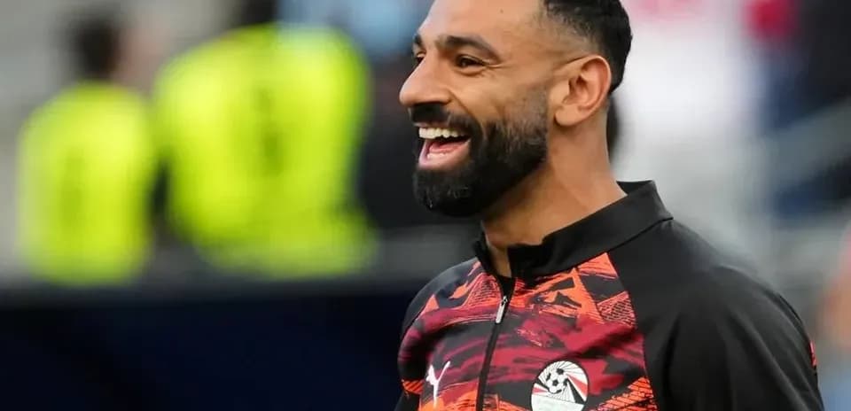 Jugador sonriendo durante el calentamiento previo al partido