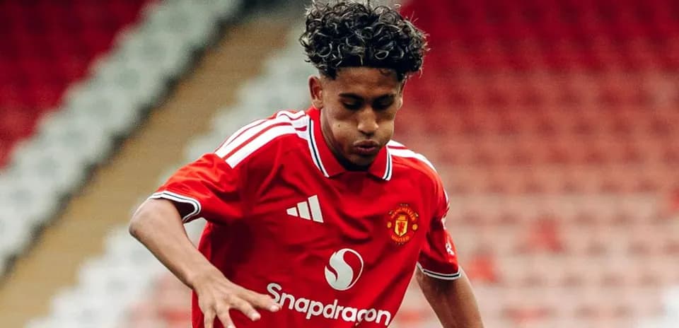 Jugador de Manchester United corriendo en el campo
