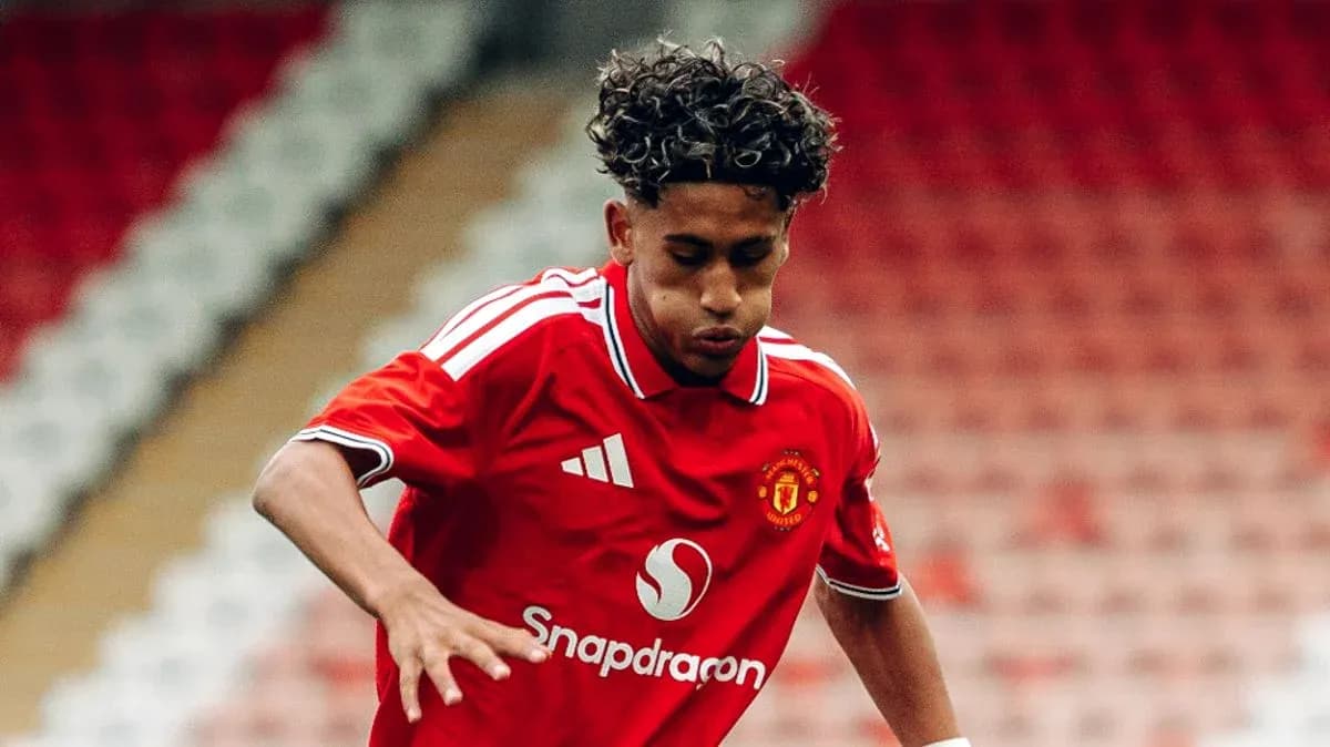 Jugador de Manchester United corriendo en el campo