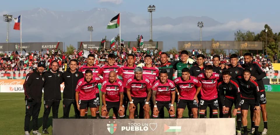 Equipo Palestino posando en el campo