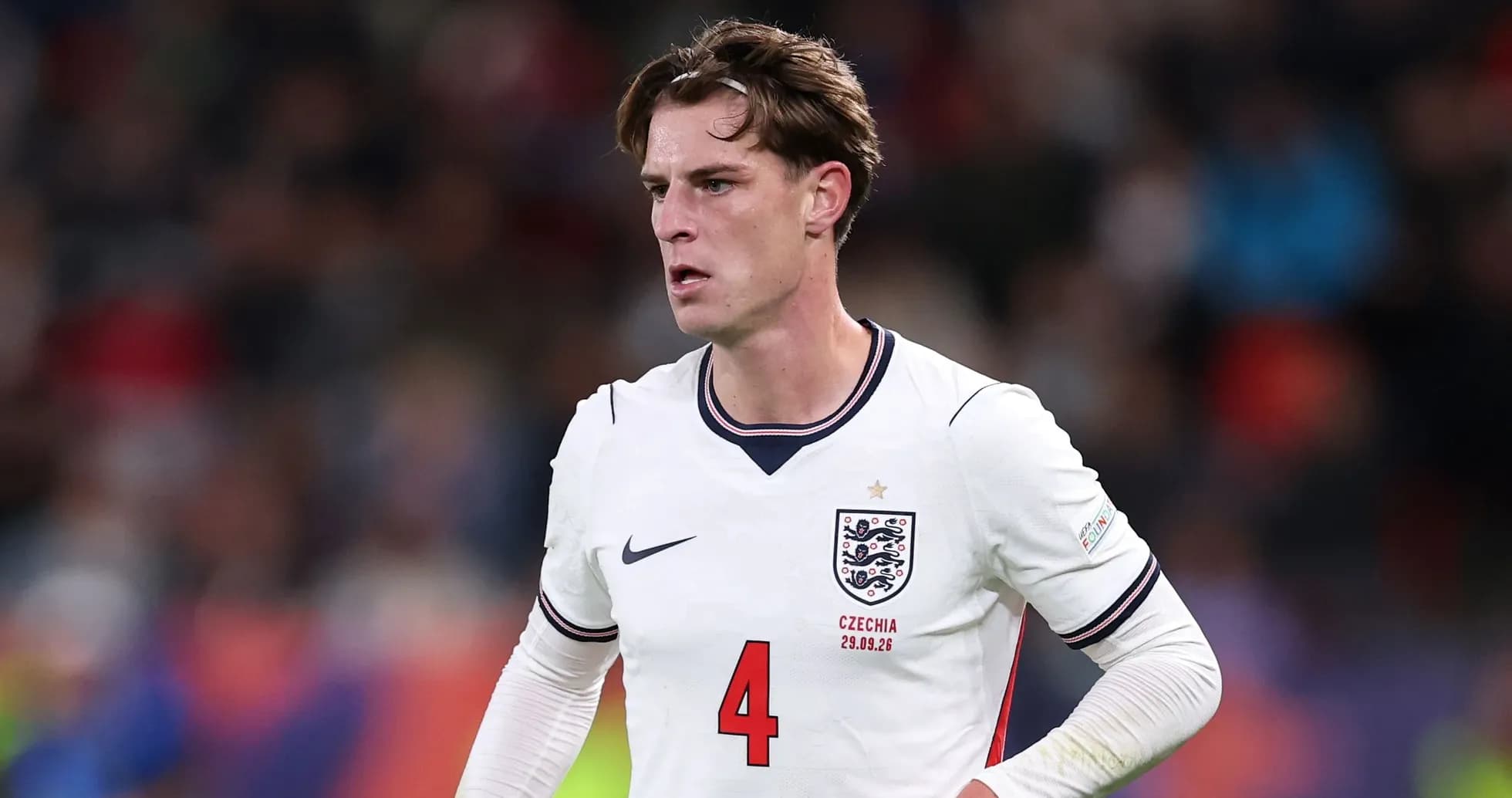 Jugador de Inglaterra con camiseta blanca durante partido
