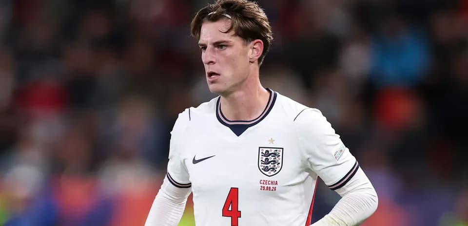 Jugador de Inglaterra con camiseta blanca durante partido