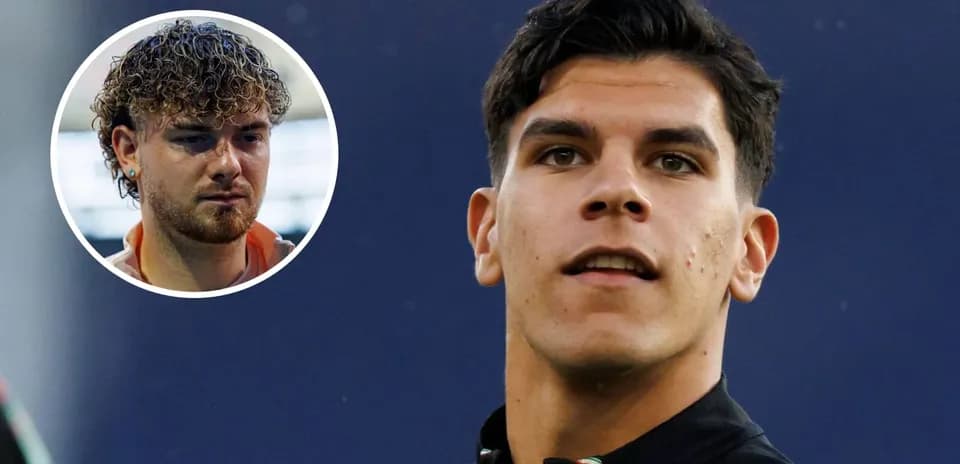 Dos jugadores en un evento de fútbol