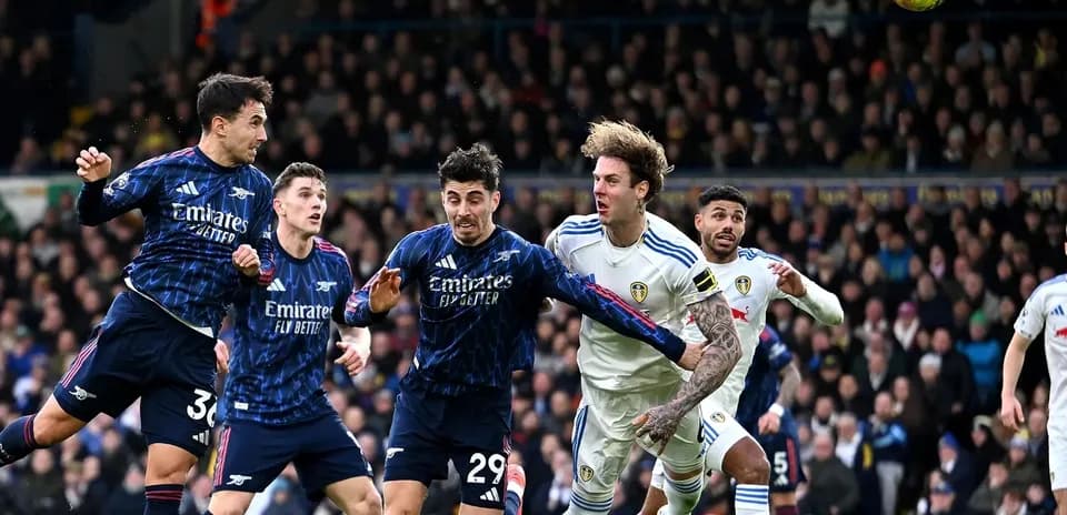 Jugadores de Arsenal y Leeds en acción