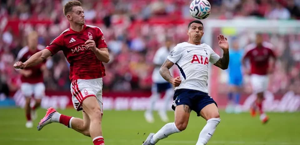 Jugador de Nottingham Forest persigue balón frente a Tottenham
