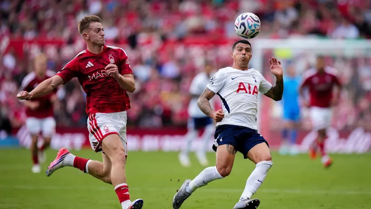 Jugador de Nottingham Forest persigue balón frente a Tottenham