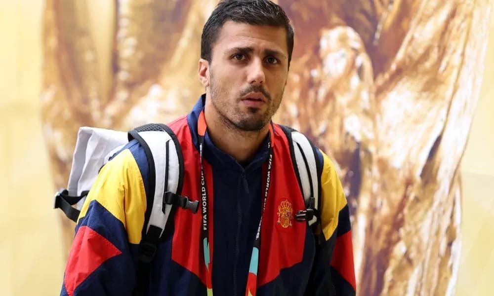Jugador con chaqueta de colores en evento deportivo
