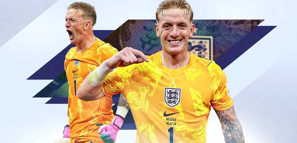Portero de Inglaterra sonriendo y celebrando en uniforme