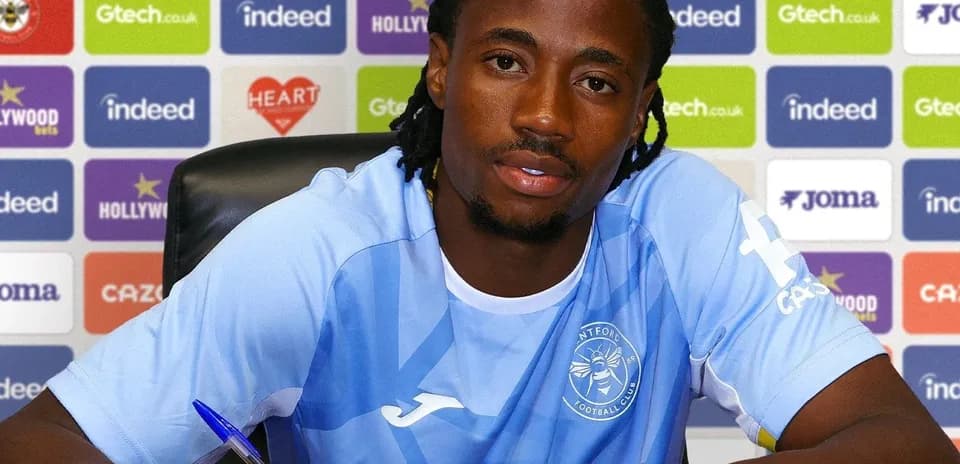 Jugador firmando contrato en conferencia de prensa