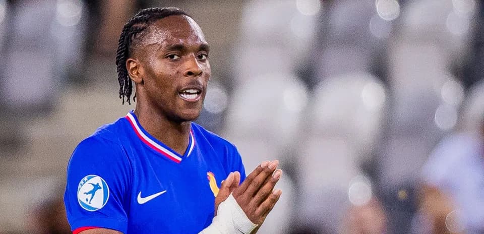 Jugador de fútbol con camiseta azul en el campo