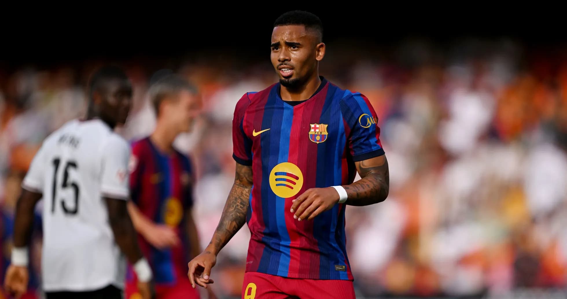 Jugador del FC Barcelona en el campo durante el partido