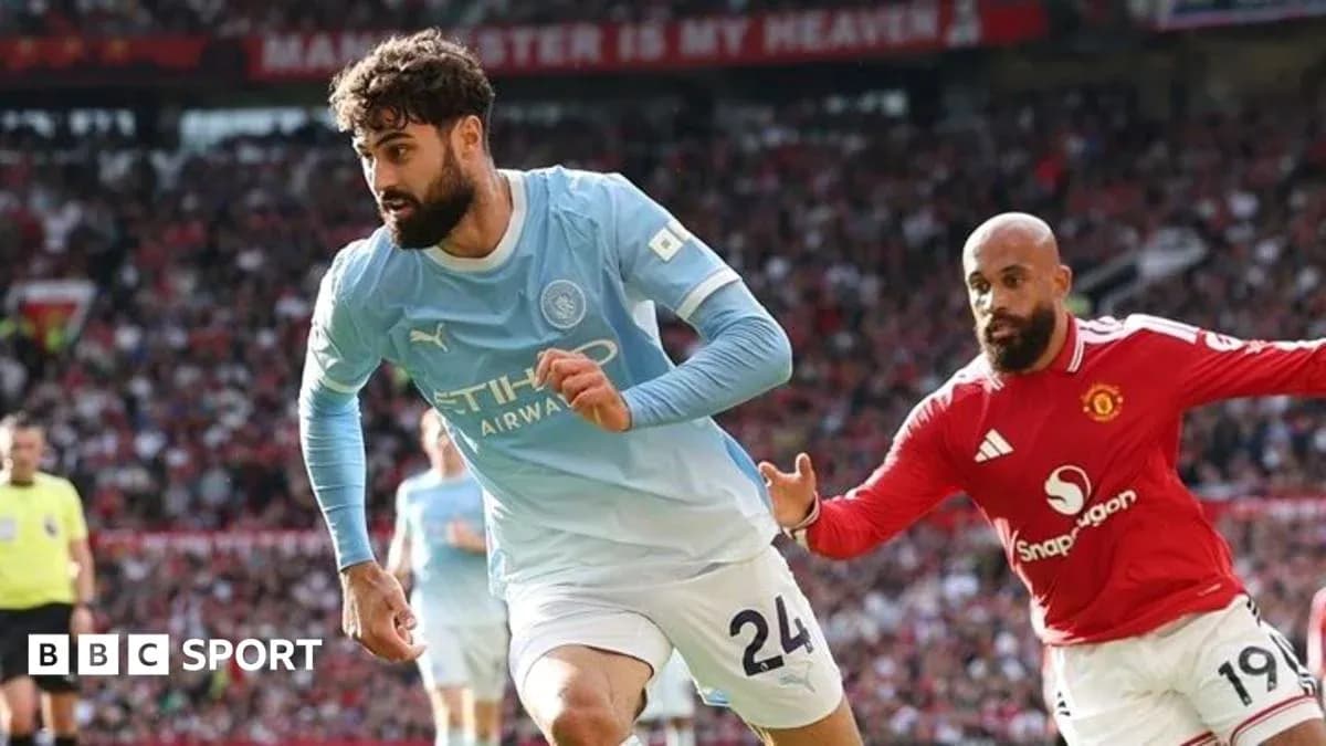 Jugador de Manchester City corriendo con el balón