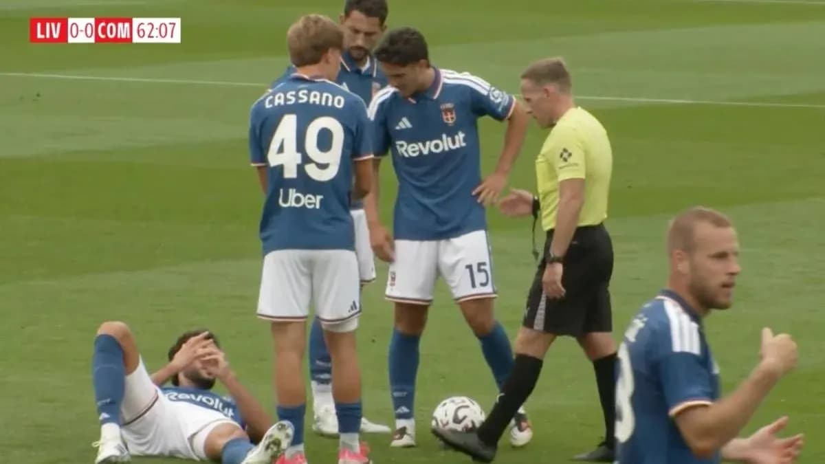 Jugadores reunidos alrededor del árbitro en el campo