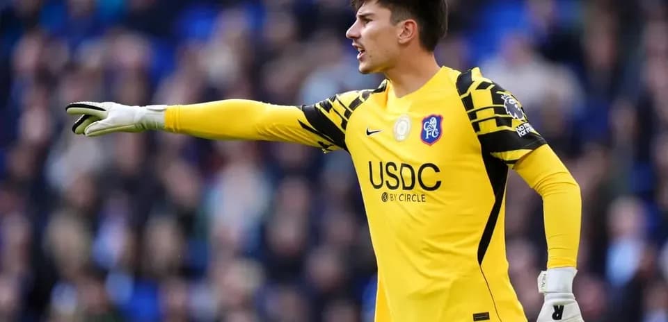 Portero de Chelsea dirigiendo a su equipo en el campo