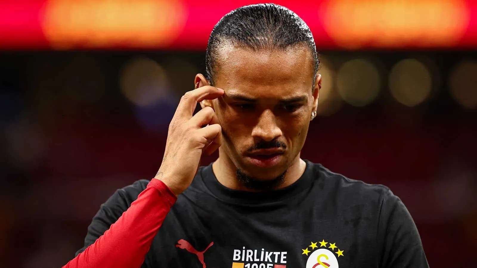 Jugador de Galatasaray pensativo antes del partido
