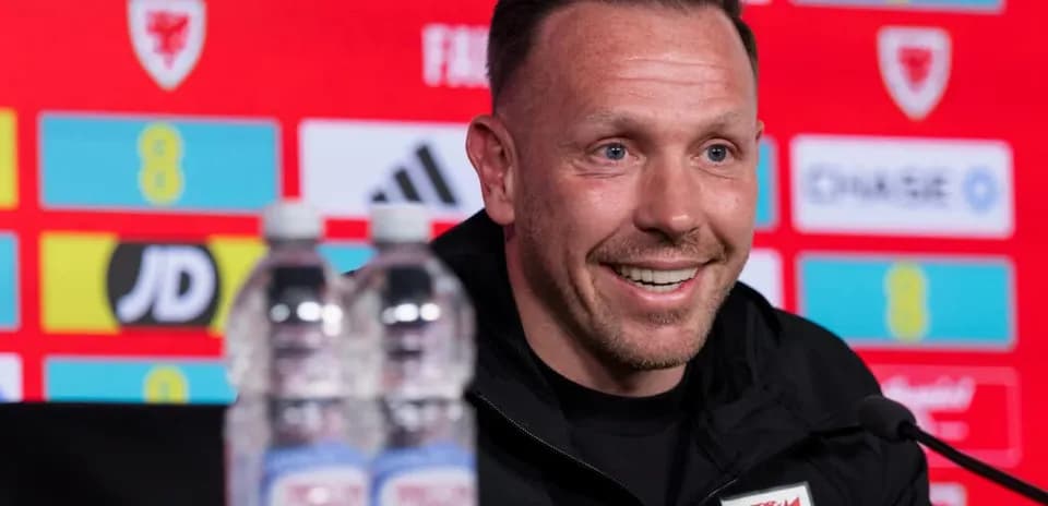 Entrenador en rueda de prensa con fondo colorido