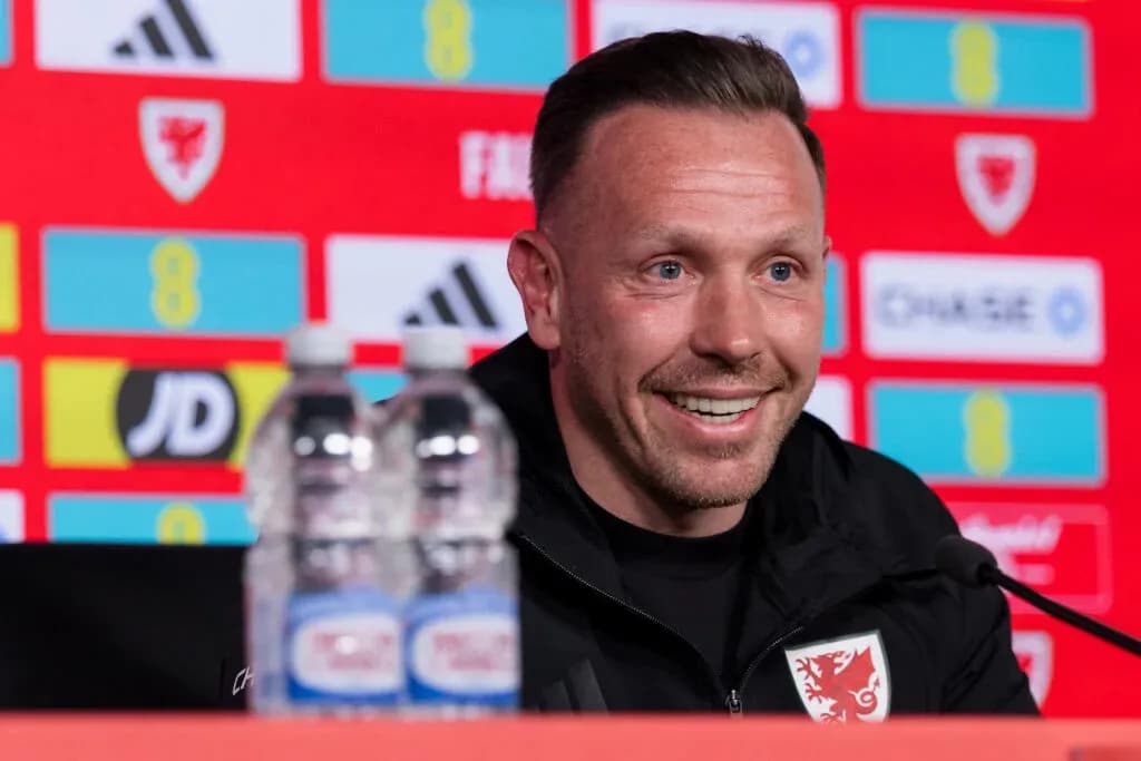 Entrenador en rueda de prensa con fondo colorido