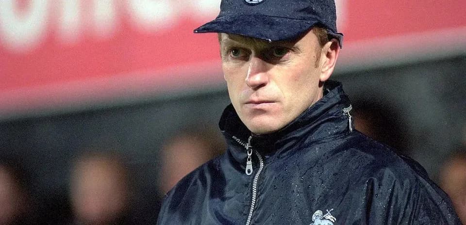 Entrenador de Preston North en la línea de banda