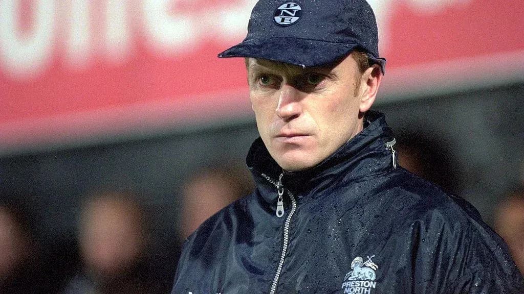 Entrenador de Preston North en la línea de banda