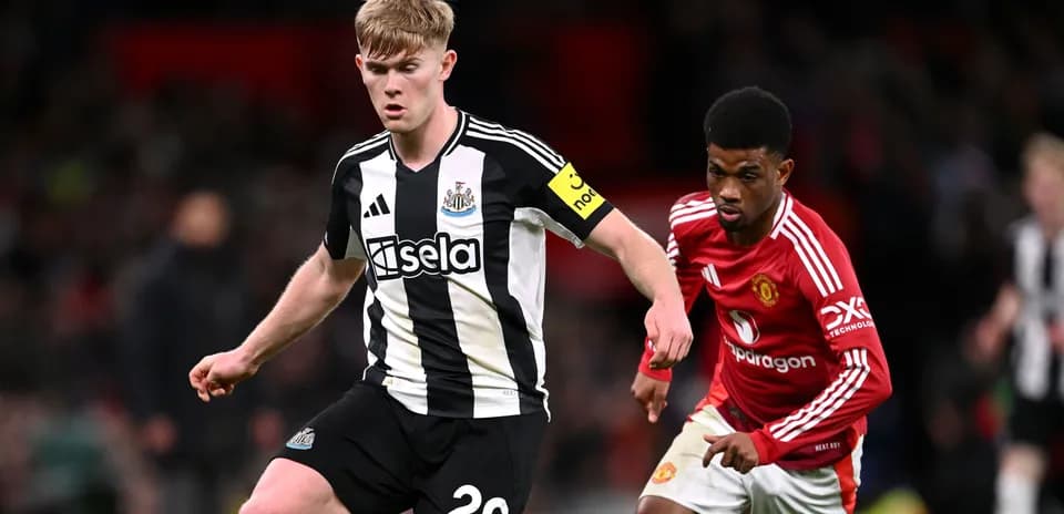 Jugador de Newcastle avanzando con el balón durante el partido