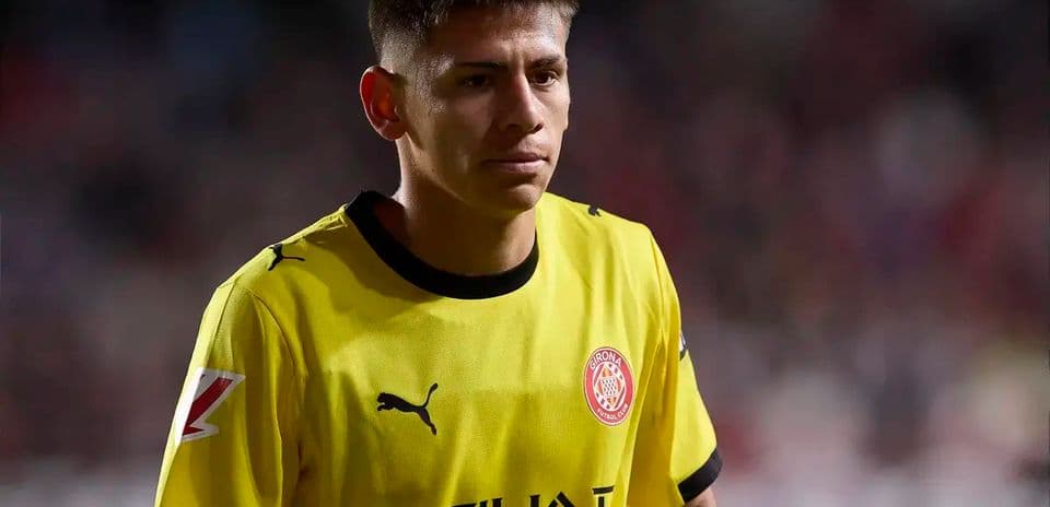 Jugador de Girona con camiseta amarilla en el campo
